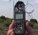 Anemometer AVM-4000 bei der Messung der Luftgeschwindigkeit
