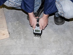 Feuchtemessung: Hier sehen Sie den Feuchtemesser im Einsatz