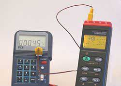 Prozesskalibrator PCE-123 beim Kalibrieren eines PCE-T395