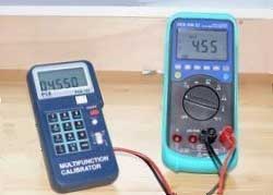 Prozesskalibrator PCE-123 bei einer Spannungspr�fung.