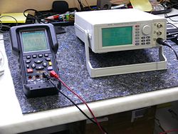 Das Oszilloskop angeschlossen an einem Signalgenerator