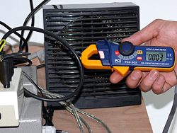 Mini  Stromzangenmessgert PCE-DC 3 bei einer kontaktlosen messung einer Spannung in einem Kabel.