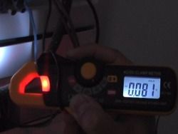 Mini  Stromzangenmessgert PCE-DC 3, geeignet fr Messungen im Dunkeln.