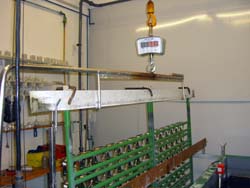 Kranwaage im Einsatz am Galvanik-Bad