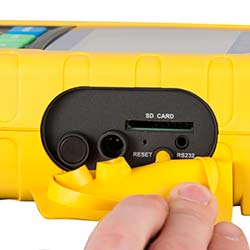 Der 4-Kanal-Vibrationsdatenlogger mit seinen Anschlüssen.