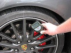 Lackdickenmessger�t bei derMessung der Farbdicke auf einer Aluminium-Felge.
