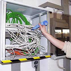 Kabelfinder CableTracker PCE-180 CB bei der Netzwerkkabelunterscheidung