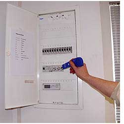Kabelfinder CableTracker PCE-180 CB bei der Sicherungssuche zum passenden Stromkreis