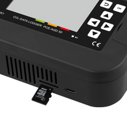 Micro-SD Karten Slot und Anschluss fr die Spannungsversorgung bei dem CO2 Datenlogger PCE-AQD 50