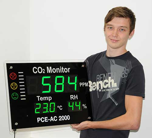 CO2-Messgerät in der Hand