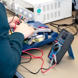 Digital-Multimeter PCE-HDM 10 in der Anwendung