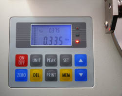 Display vom Drehmomentmessger�t bei der Pr�fung einer Pillen-Dose