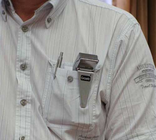 Gamma Dosimeter Graetz ED150 in der Brusttasche getragen