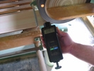 Handtachometer bei der optischen, berührungslosen Messung