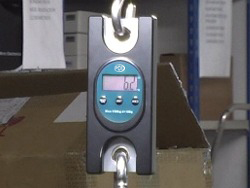 Das Display der H�ngewaage PCE-HS 150 beim W�gen.