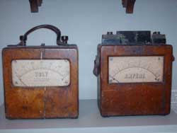 Das Bild zeigt die Vorgänger der heutigen Digital-Multimeter, ein Amperemeter und Voltmeter.