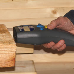 Bei dem Holzfestigkeitsbestimmer wird eine Messung durch Bettigung des Triggers durchgefhrt. 