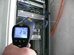Infrarot-Thermometer am Schaltkasten