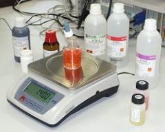 Kleinwaage bei der Bestimmung der Masse von Fl�ssigkeiten