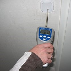 Kraftmessger�t bei der Ermittlung der ben�tigen Schalterkraft