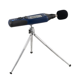 Das Lärmmessgerät PCE-322A auf einem Mini-Stativ angebracht
