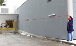 Das Distanzmessger�t mit Laser - PCE-LDM 50 bei einer L�ngenbestimmung.