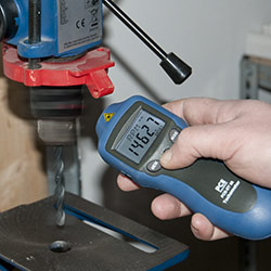 Der Laser Umdrehungsmesser bei einer kontaktlosen Messung an einer Bohrmaschine.