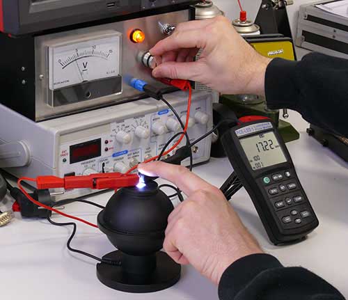 berprfung einer LED mit dem Lichtstrom-Messgert PCE-LED 1