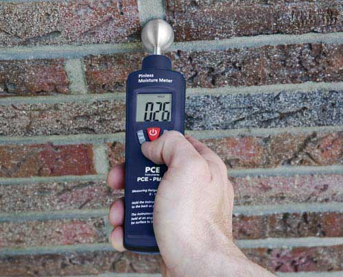 Hier sieht man das Ger�t bei der �berpr�fung einer frisch gemauerten Wand