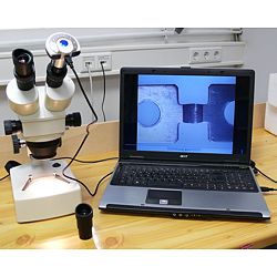 Anwendung des Micro-Okulars bei der Untersuchung einer Klemmfeder