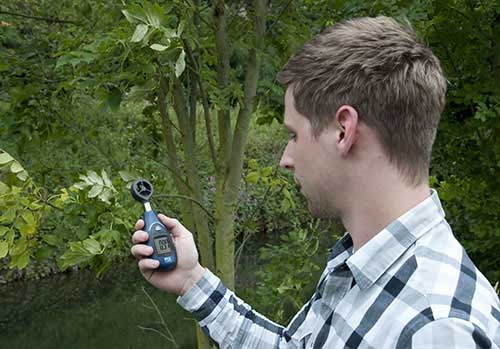 Hier das Mini-Anemometer bei der Anwendung