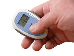 Das Größenverhaltniss vom Mini-Infrarotthermometer zu einer Hand