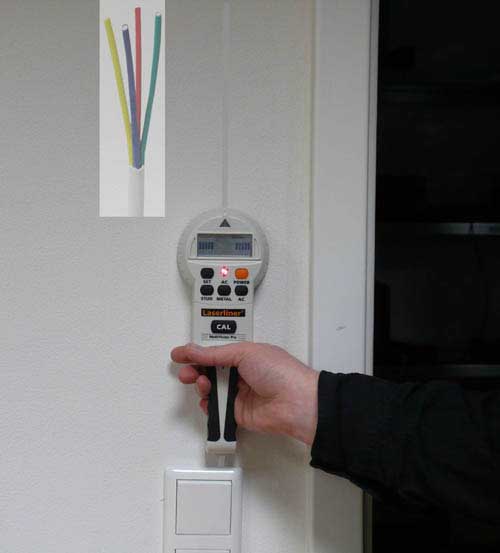 Metall-Scanner im Einsatz bei der Suche von elektrischen Leitungen in der Wand.