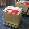 Paketwaage bei der Benutzung