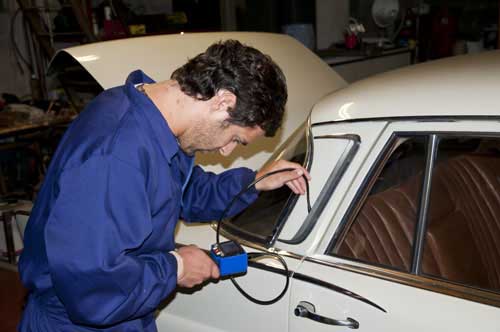 Inspektion eines Oldtimer Hilfe des Videoendoskop