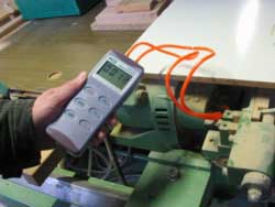 Das Druckmessgert PCE-P beim messen des Drucks an einer Maschine