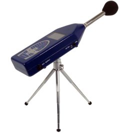 Der Schallpegelmeter PCE-DSA 50 auf einem Stativ.