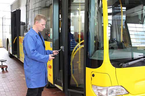 Hier sehen Sie den Schliesskraftmesser bei der Messung an einem Linienbus