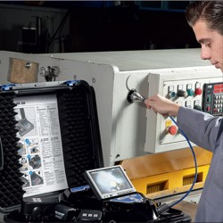Hier Sehen Sie das Endoskop PCE-V240 bei der �berpr�fung von Industriellen Anlagen