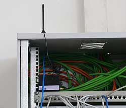 SMS-Alarmsystem R-LITE X2 PRO zur �berwachung in einem Netzwerkschrank.