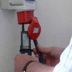 Spannungspr�fer PCE-TT1 bei einer Drehstrom�berpr�fung mit Drehfeldrichtungsanzeige.