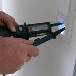 Spannungspr�fer PCE-TT1 bei einer Steckdosen�berpr�fung.