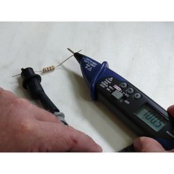 Stiftmultimeter PCE-PDM1 bei der Wiederstandsmessung