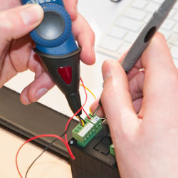 Spannungsmessung mit dem Stift-Multimeter PCE-TT 3