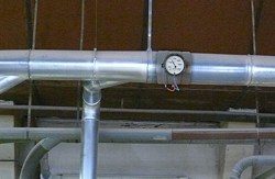 Hier sehen Sie den Str�mungsmesser PCE-VR in einem Rohrleitungssystem eingebaut.