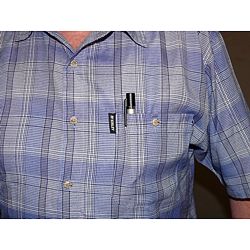 Das Taschenmikroskop in der Hemdtasche eines Technikers