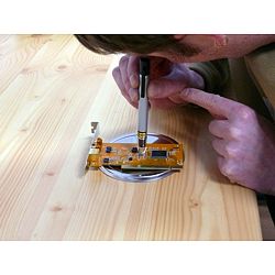 Das Taschenmikroskop bei der �berpr�fung einer Platine