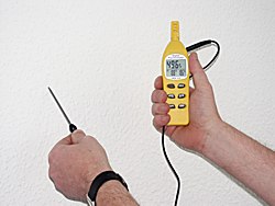 Taupunktmesser im Einsatz an einer Wand