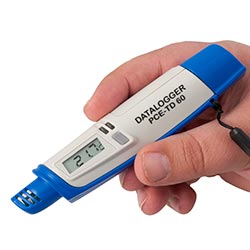Der Temperatur-Datenlogger hat eine kompakte Größe.
