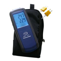 Thermometer PCE-T312 mit der im Lieferumfang enthaltenen Tasche.